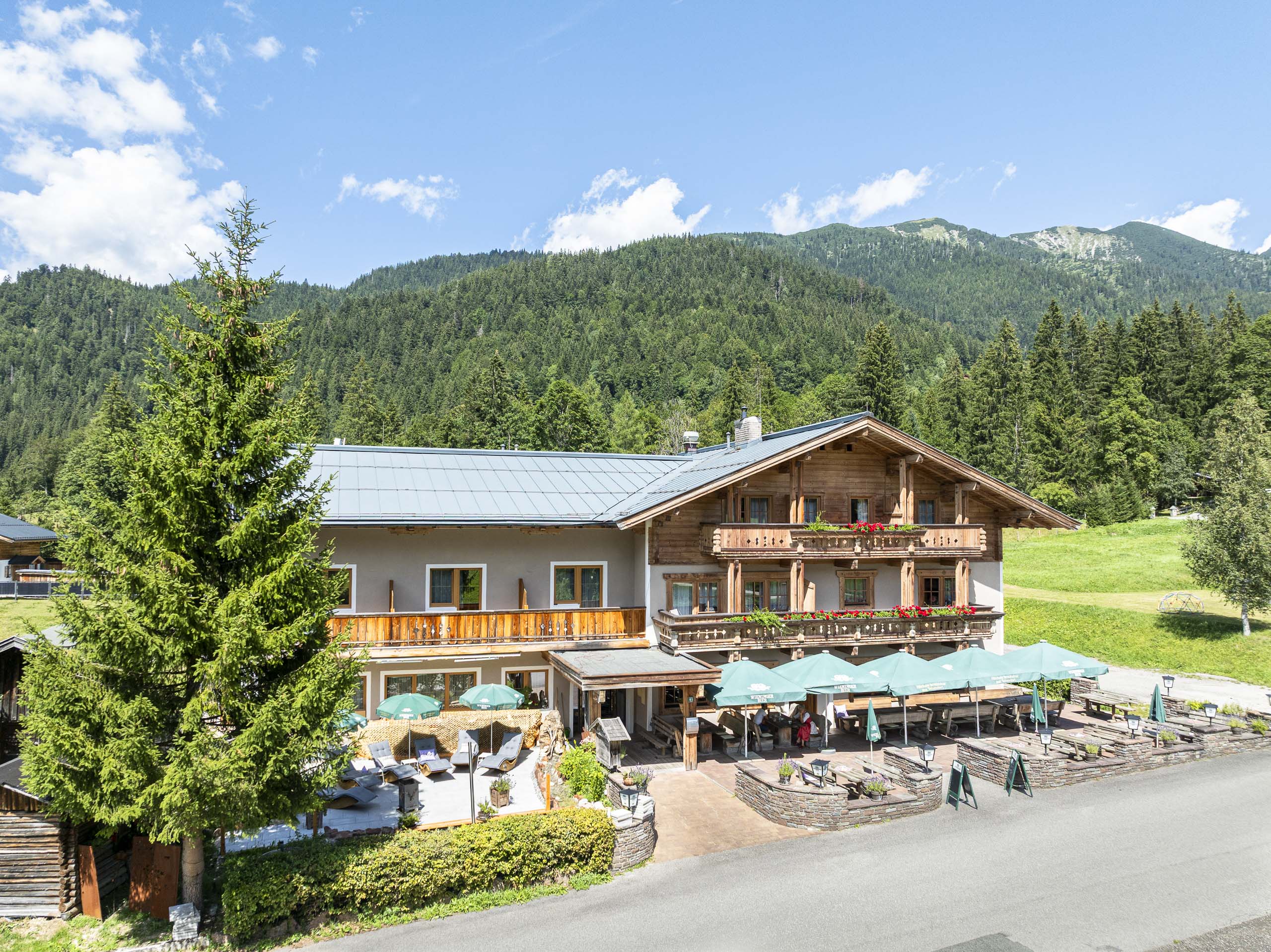 Gaststube im Alpengasthof Almrose im Heutal