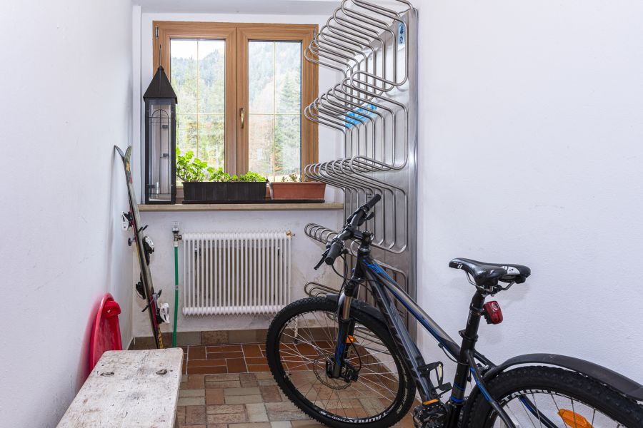 Abstellraum mit Fahrrad und Trockengestell