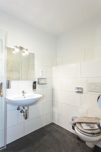 Helles Badezimmer mit Waschbecken und WC