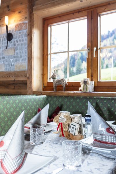 Gedeckter Tisch am Fenster der Gaststube