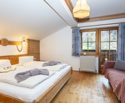 Gästezimmer mit Doppelbett und Sofa