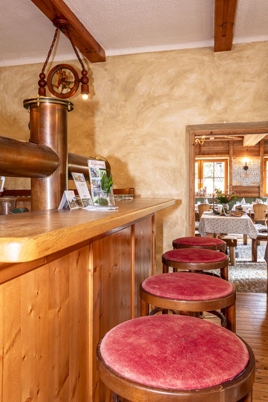 Blick entlang der Bar im Stüberl