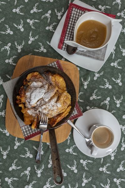 Süßspeise in der Pfanne mit Kompott und Kaffee