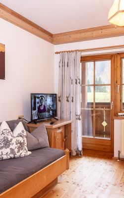 Sofa und Balkontür im Gästezimmer