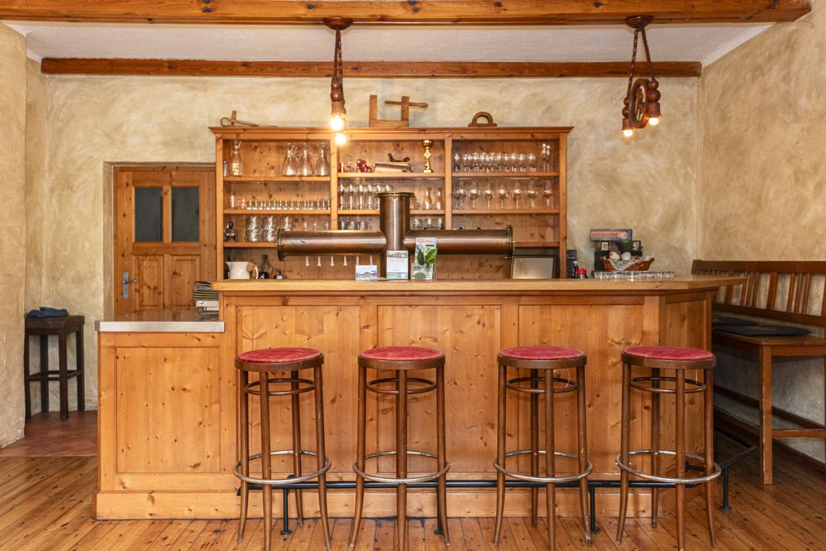 Gedeckter Tisch mit Tischgrill im Restaurant