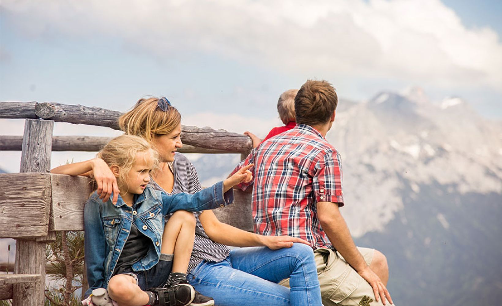 Familie bei einer Rast mit Bergblick