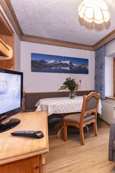 Sitzecke mit Tisch und Fernseher im Wohnbereich