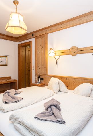 Doppelbett mit gefalteten Handtüchern