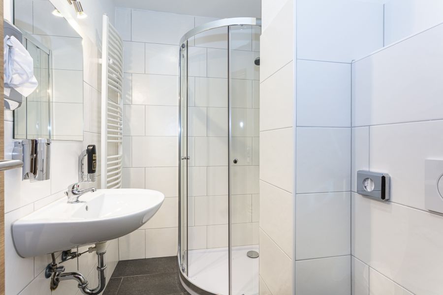 Badezimmer mit Dusche und Waschbecken