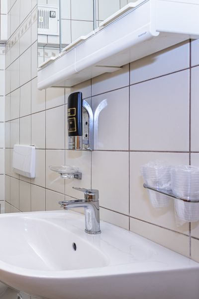 Waschbecken mit Spiegel und Haartrockner
