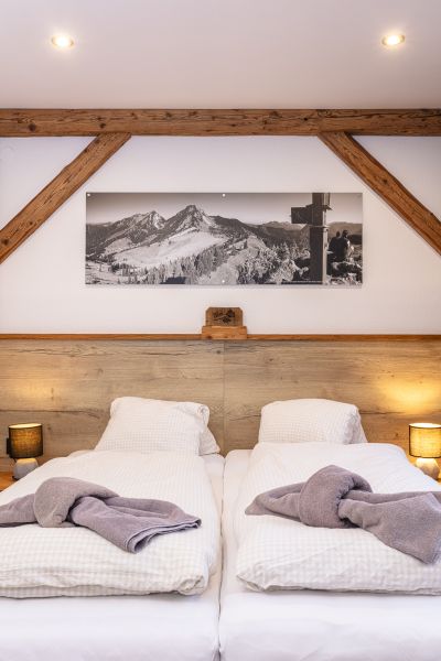 Doppelbett mit Bergmotiv über dem Kopfteil