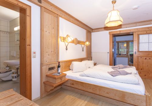 Doppelzimmer mit angrenzendem Badezimmer