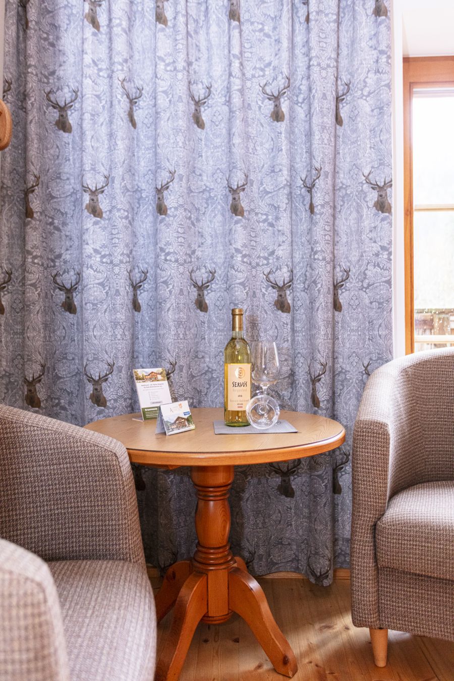 Sitzecke mit Tisch und Sesseln im Gästezimmer