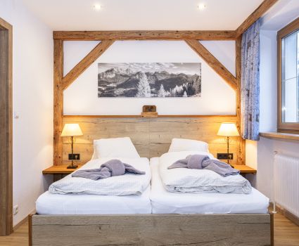 Doppelbett mit Bergmotiv über dem Kopfteil
