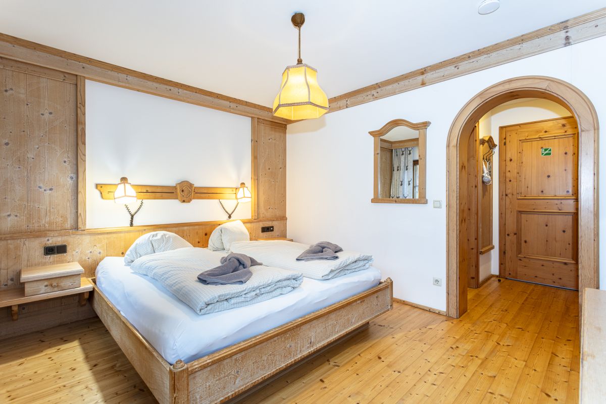 Doppelzimmer mit Holzboden und Sitzecke