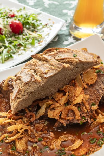 Fleischgericht mit Beilage und Salat
