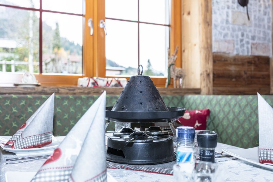 Tischgrill auf einem gedeckten Restauranttisch