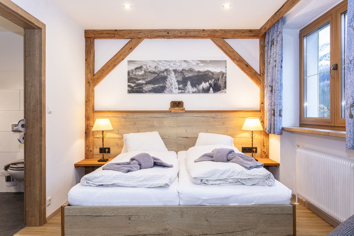 Doppelbett mit Bergmotiv über dem Kopfteil