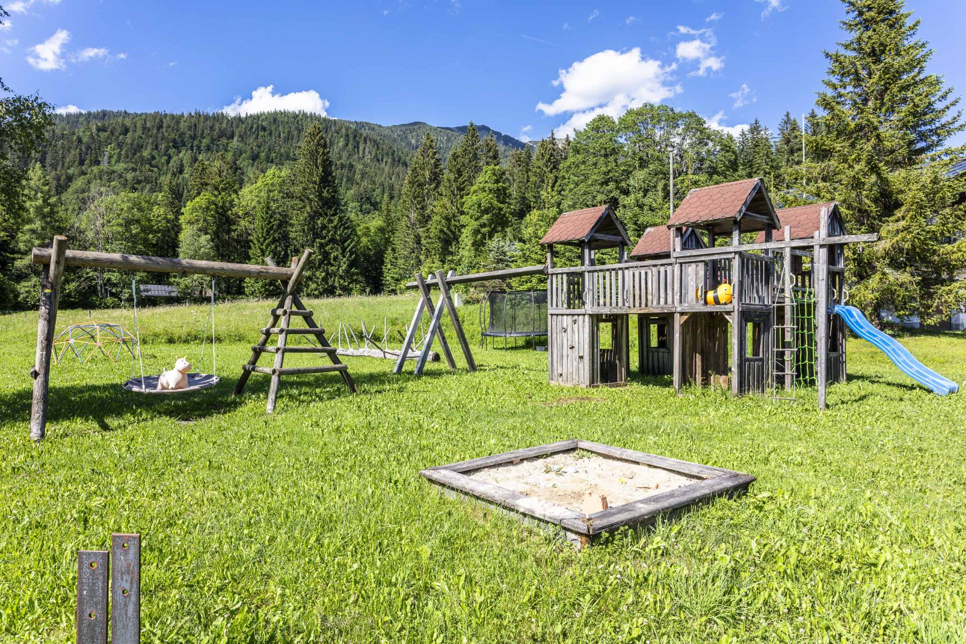 Kinderspielplatz beim Alpengasthof Almrose im Heutal