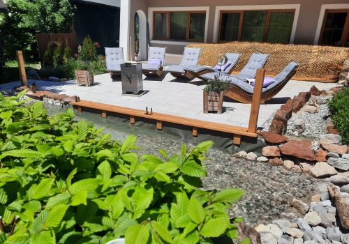 Terrasse und Naturbereich beim Alpengasthof Almrose