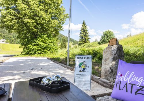 Boccia-Platz mit Spielkugeln beim Alpengasthof Almrose