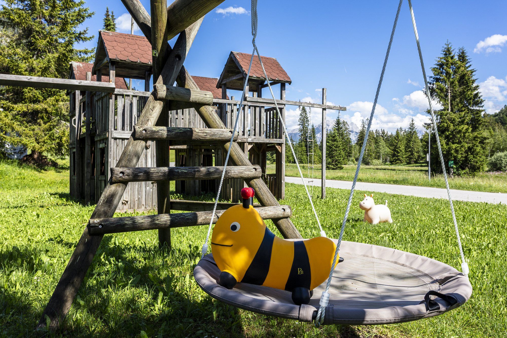 Kinderspielplatz beim Alpengasthof Almrose im Heutal mit Schaukeln und Kletterturm