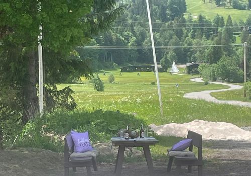 Sitzplatz neben dem Boccia-Platz im Heutal